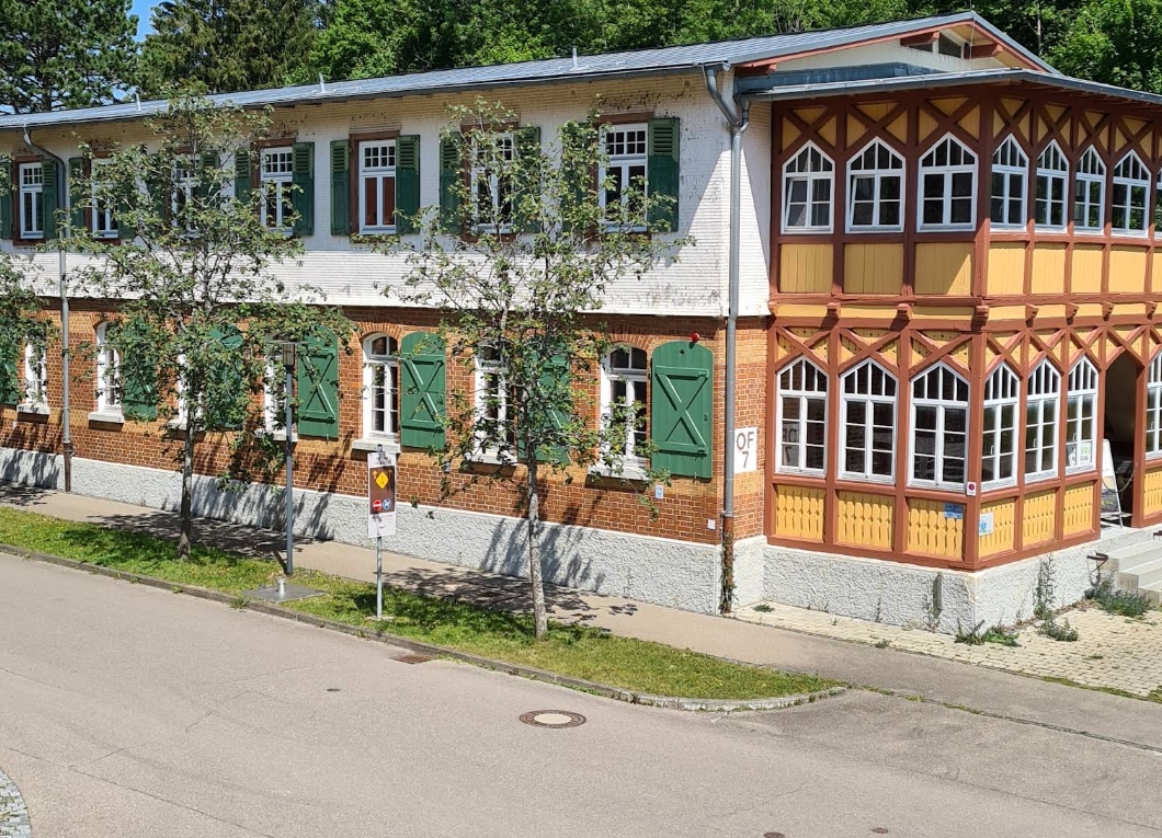 Albgut Altes Lager Fachwerkgebäude OF7 grüne Fensterläden Münsingen Schwäbische Alb