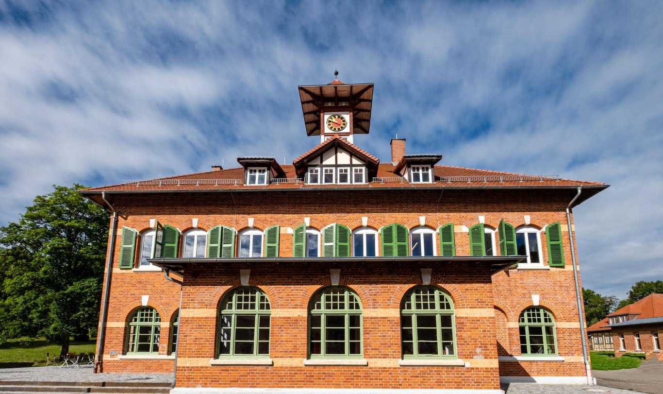 Albgut Altes Lager Münsingen Hauptgebäude mit Uhrenturm Schwäbische Alb
