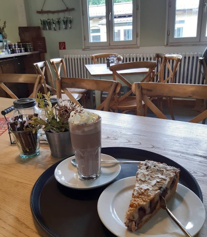 Café Albgut Münsingen heiße Schokolade Kuchen gemütlich Schwäbische Alb