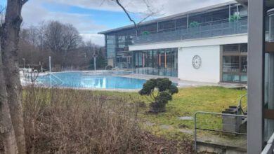 Außenpool und moderne Thermengebäude der Albtherme bei winterlichem Wetter