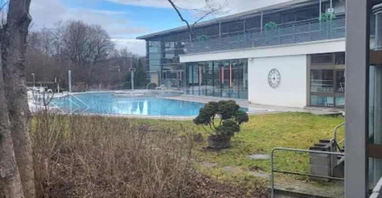 Außenpool und moderne Thermengebäude der Albtherme bei winterlichem Wetter