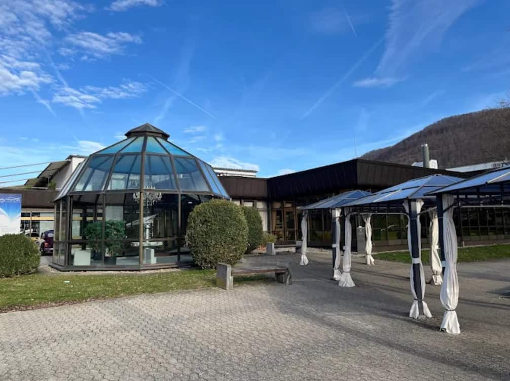 Eingangsbereich der Albtherme mit Glaskuppel und weißen Pavillons
