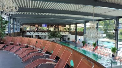 Ruhebereich mit vielen Liegestühlen und Pool unter Kristallkronleuchtern