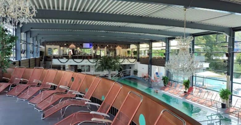 Ruhebereich mit vielen Liegestühlen und Pool unter Kristallkronleuchtern