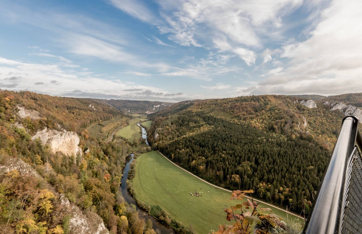Knopfmacherfelsen Schwäbische Alb Panoramablick ins Donautal im Herbst