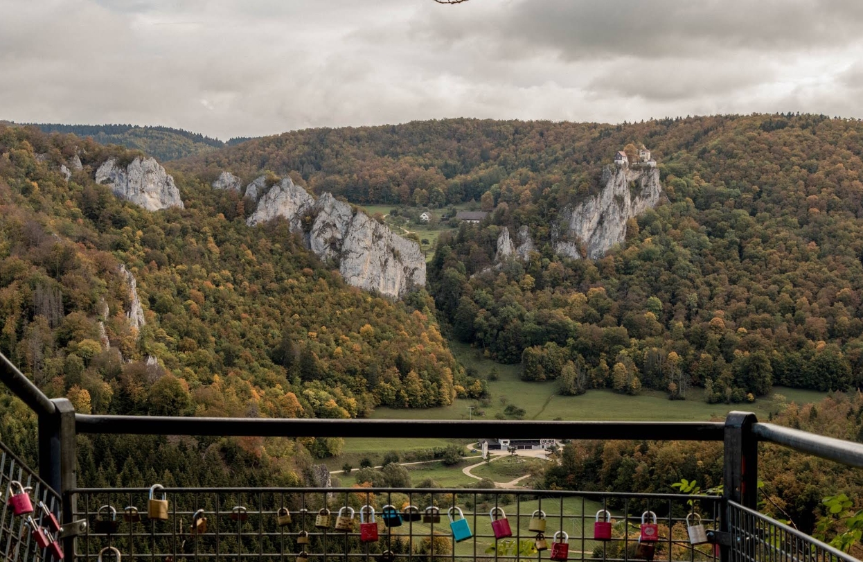 Aussichtsplattform Knopfmacherfelsen mit Geländer und Blick auf die Kalkfelsen im Donautal