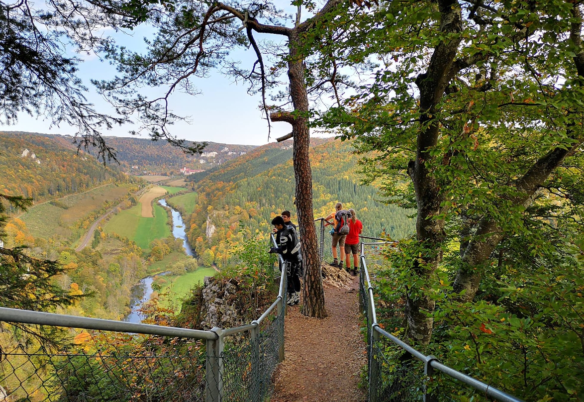 Besucher am Aussichtspunkt Knopfmacherfelsen mit Blick hinab ins Donaudurchbruchstal