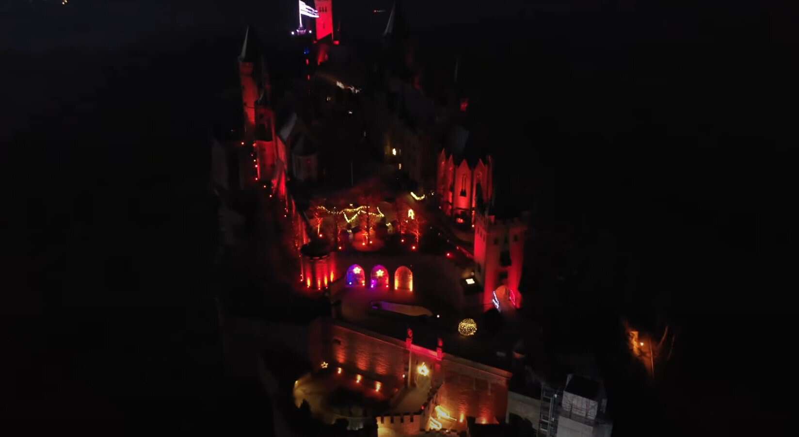 Burg Hohenzollern Winterzauber Burghof mit Lichtinstallationen bei Nacht