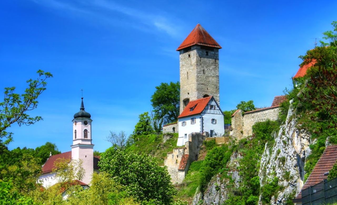 Burg Rechtenstein Schwäbische Alb Bergfried auf dem Felsen über dem Donautal