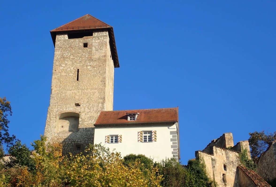 Bergfried Burg Rechtenstein Nahaufnahme mittelalterlicher Wehrturm Schwäbische Alb