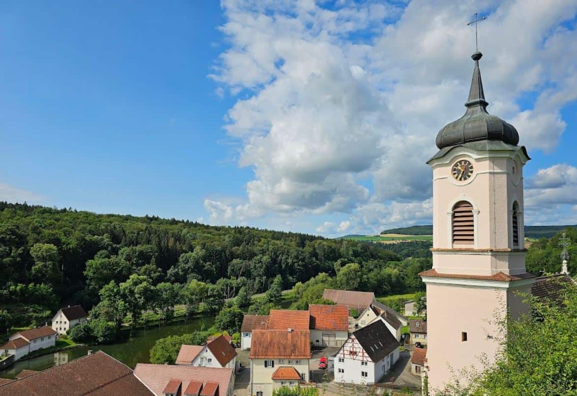 Rechtenstein Donautal Blick vom Burgberg Kirchturm Dorf Schwäbische Alb Panorama