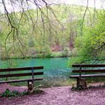 Sitzbänke am Kaltentalweiher in Bad Urach