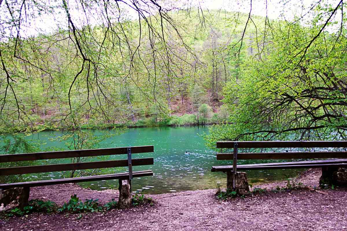 Sitzbänke am Kaltentalweiher in Bad Urach