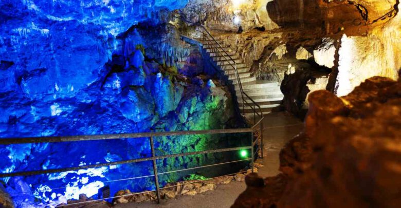 Bärenhöhle innen farbig beleuchtet