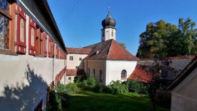 Idyllischer Innenhof des Klosters mit Blick auf den Kirchturm