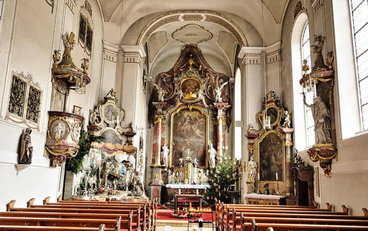 Innenraum der Kirche mit Weihnachtskrippe und festlicher Dekoration