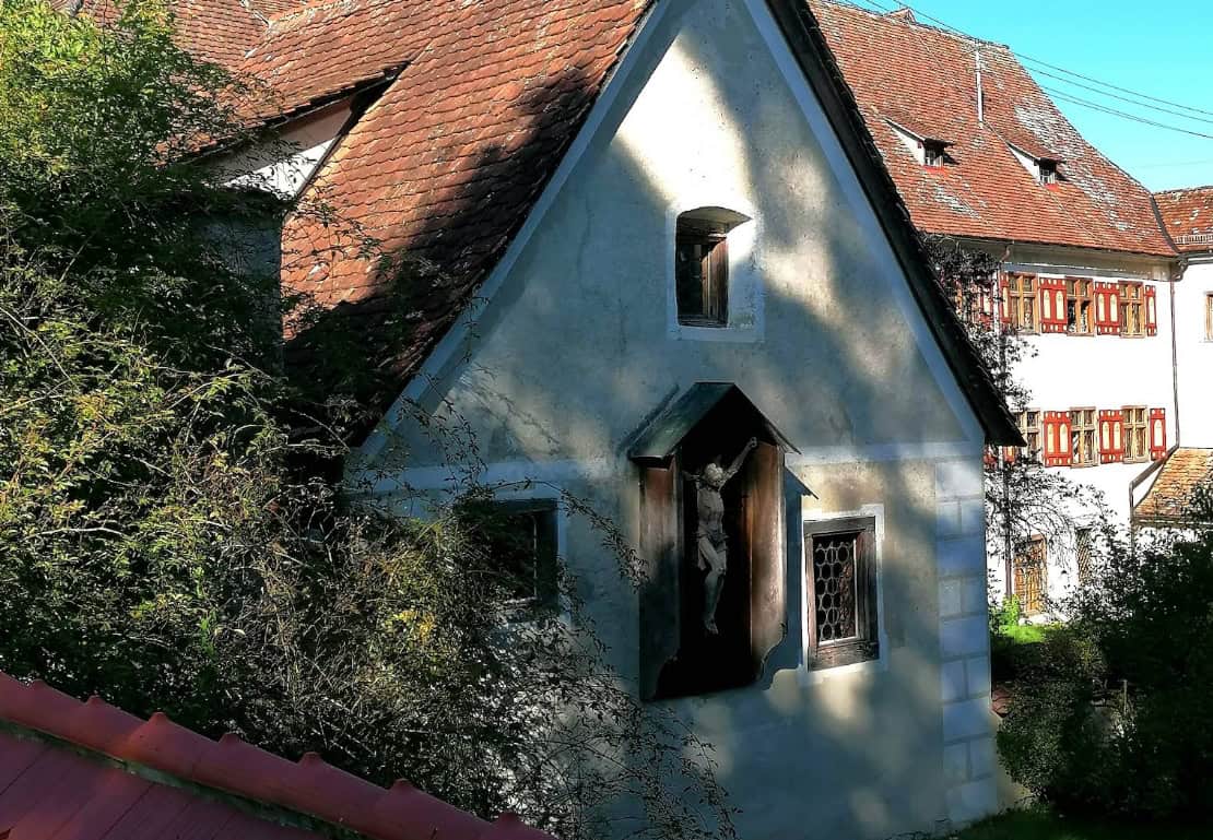 Kapelle mit Kreuzigungsgruppe an der Fassade im Klostergelände