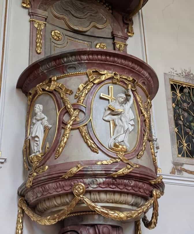 Detailaufnahme der verzierten barocken Kanzel in der Klosterkirche Inzigkofen