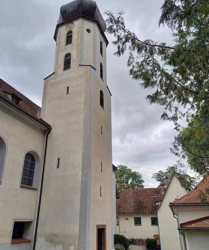 Der markante Turm der Klosterkirche Inzigkofen mit barocker Haube