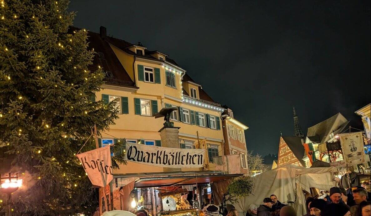 Esslinger Mittelaltermarkt Marktszene Besucher Stände Schwäbische Alb Region Stuttgart