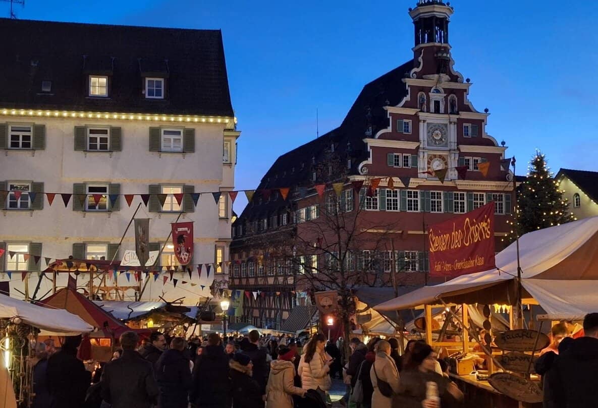 Esslinger Mittelaltermarkt Schwäbische Alb historische Fachwerkhäuser am Marktplatz bei Nacht