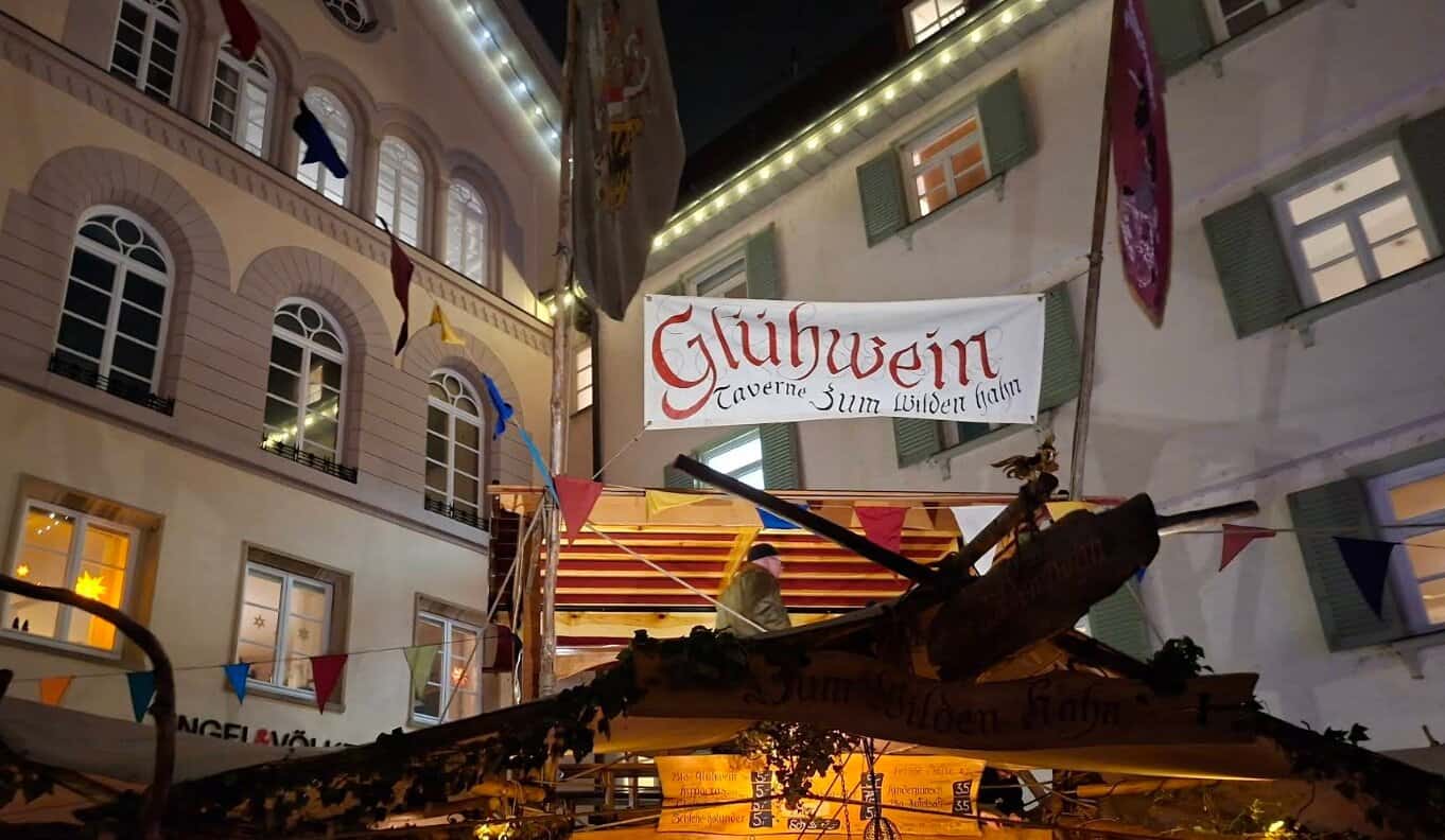 Glühwein Stand Esslinger Mittelaltermarkt Beleuchtung Fachwerkhaus