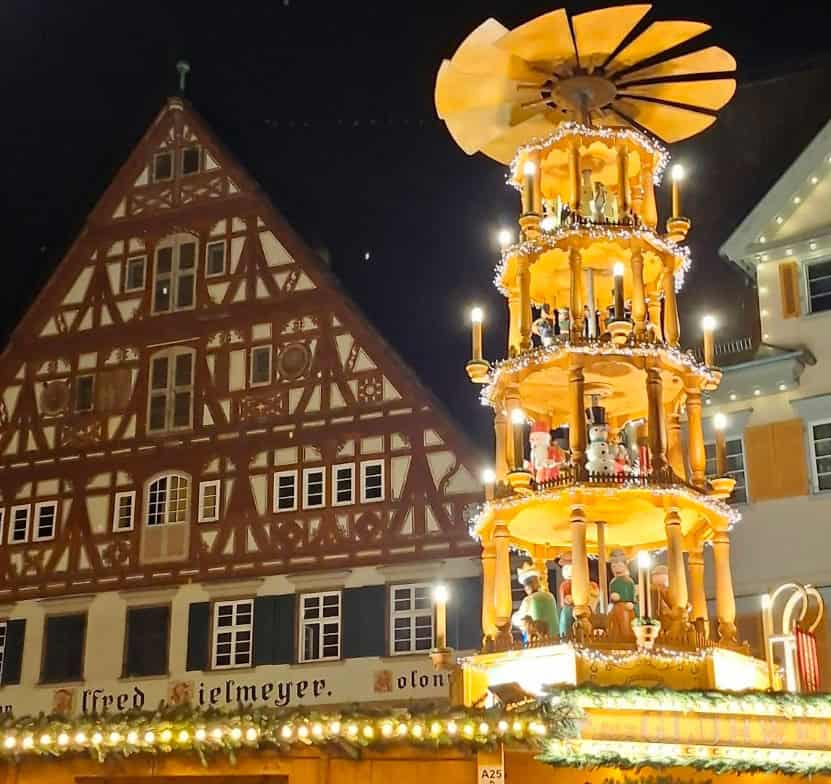 Beleuchtete Fachwerkhäuser Esslinger Weihnachtsmarkt bei Nacht Schwäbische Alb