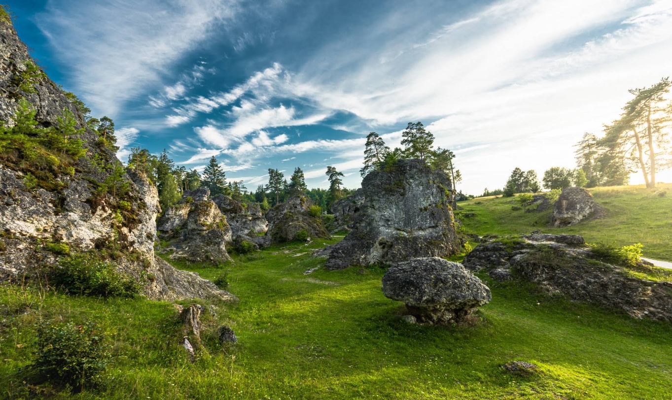 Felsenmeer Wental Schwäbische Alb Panorama Dolomitfelsen im Sonnenlicht