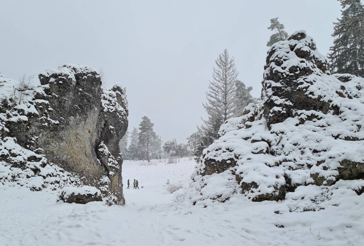 Felsenmeer Wental im Winter mit Schnee bedeckte Dolomitfelsen Schwäbische Alb Winterwanderung
