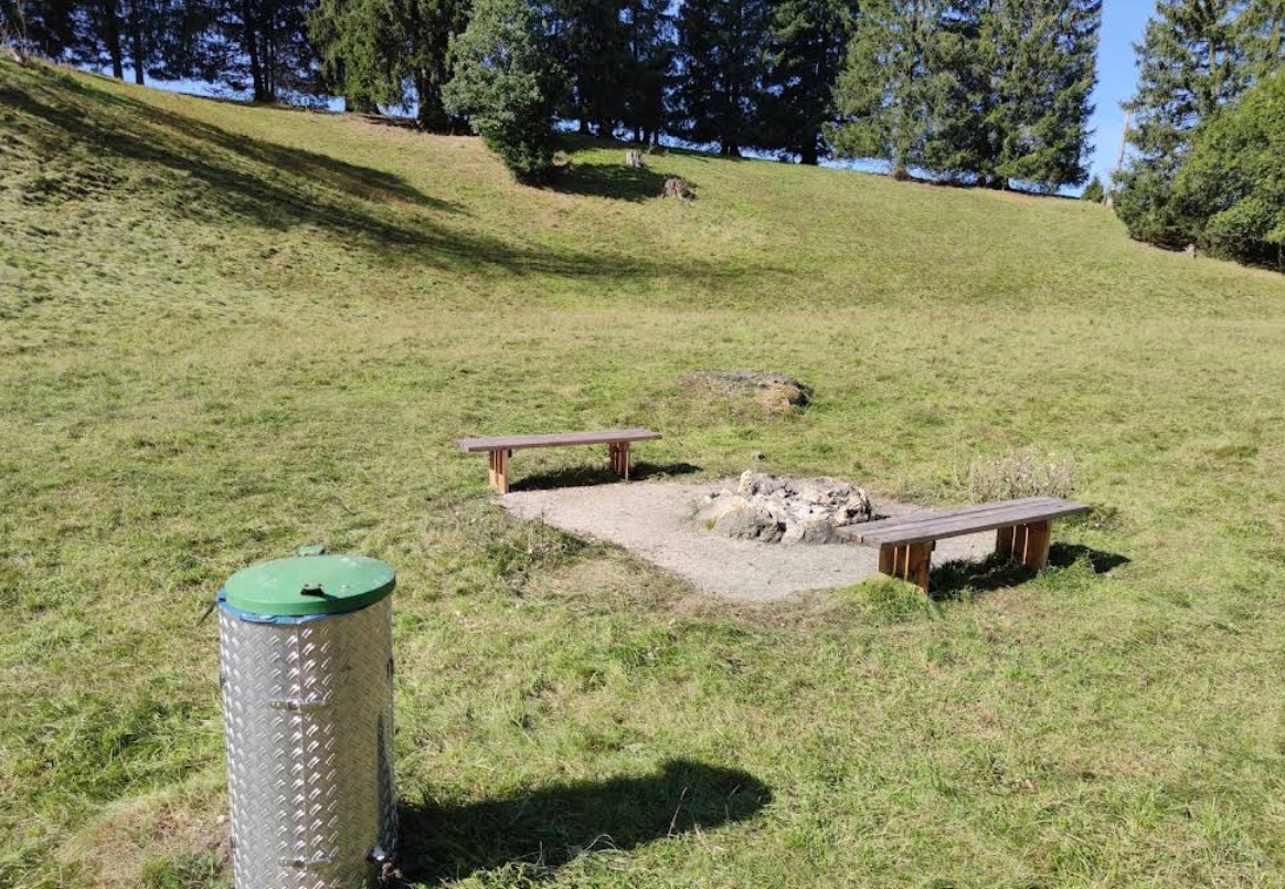 Grillstelle am Felsenmeer Wental Schwäbische Alb mit Holzbänken und Feuerstelle Rastplatz