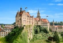 Schloss Sigmaringen auf Kalkfelsen thronend mit deutscher Flagge bei strahlendem Himmel