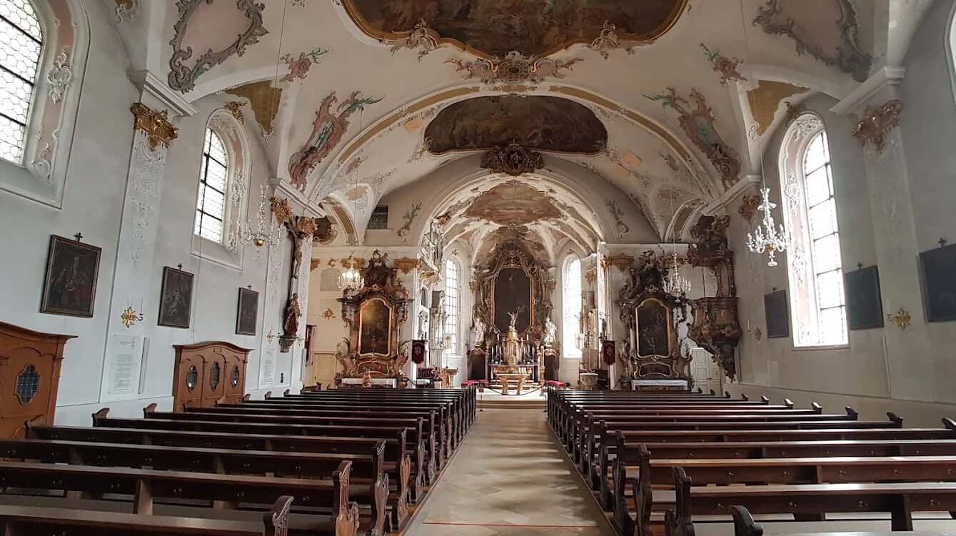 Barocke Schlosskapelle mit vergoldeten Altären und reich verzierten Deckenmalereien