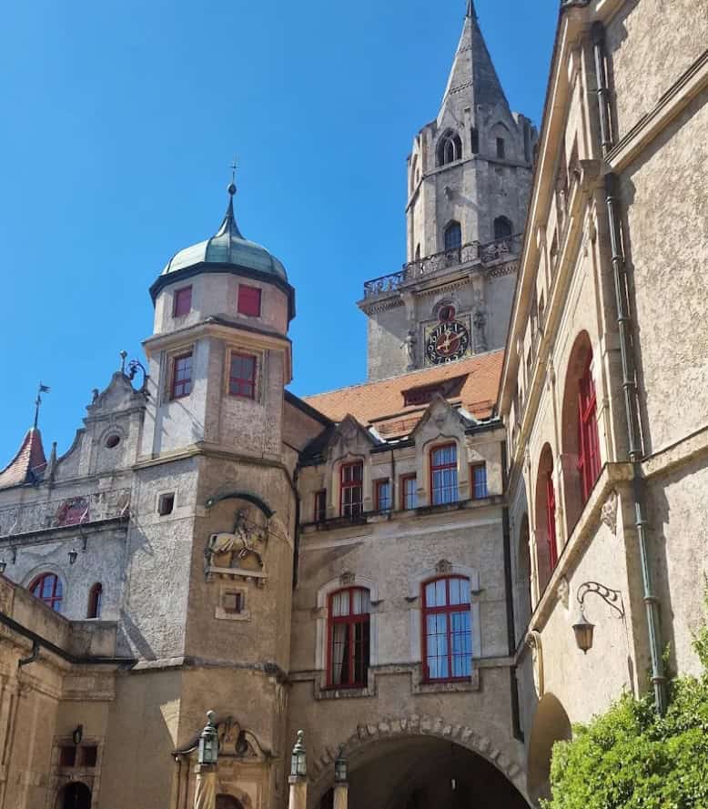 Detailansicht Schloss Sigmaringen Fassade mit Rundturm und gotischen Fenstern