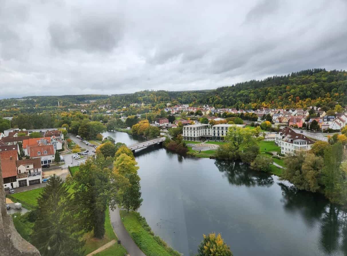 Aussicht vom Schloss: Luftaufnahme der Stadt Sigmaringen mit Donau und herbstlichen Bäumen