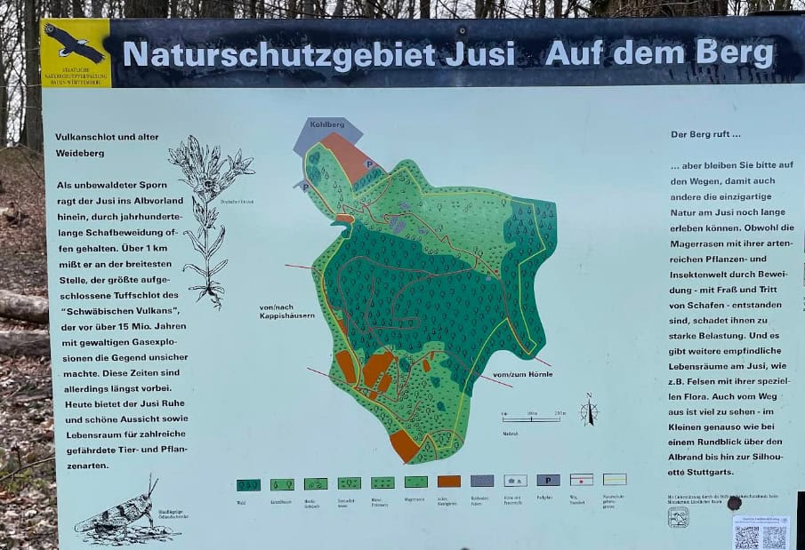 Naturschutzgebiet-Tafel Jusi mit Karte und Informationen