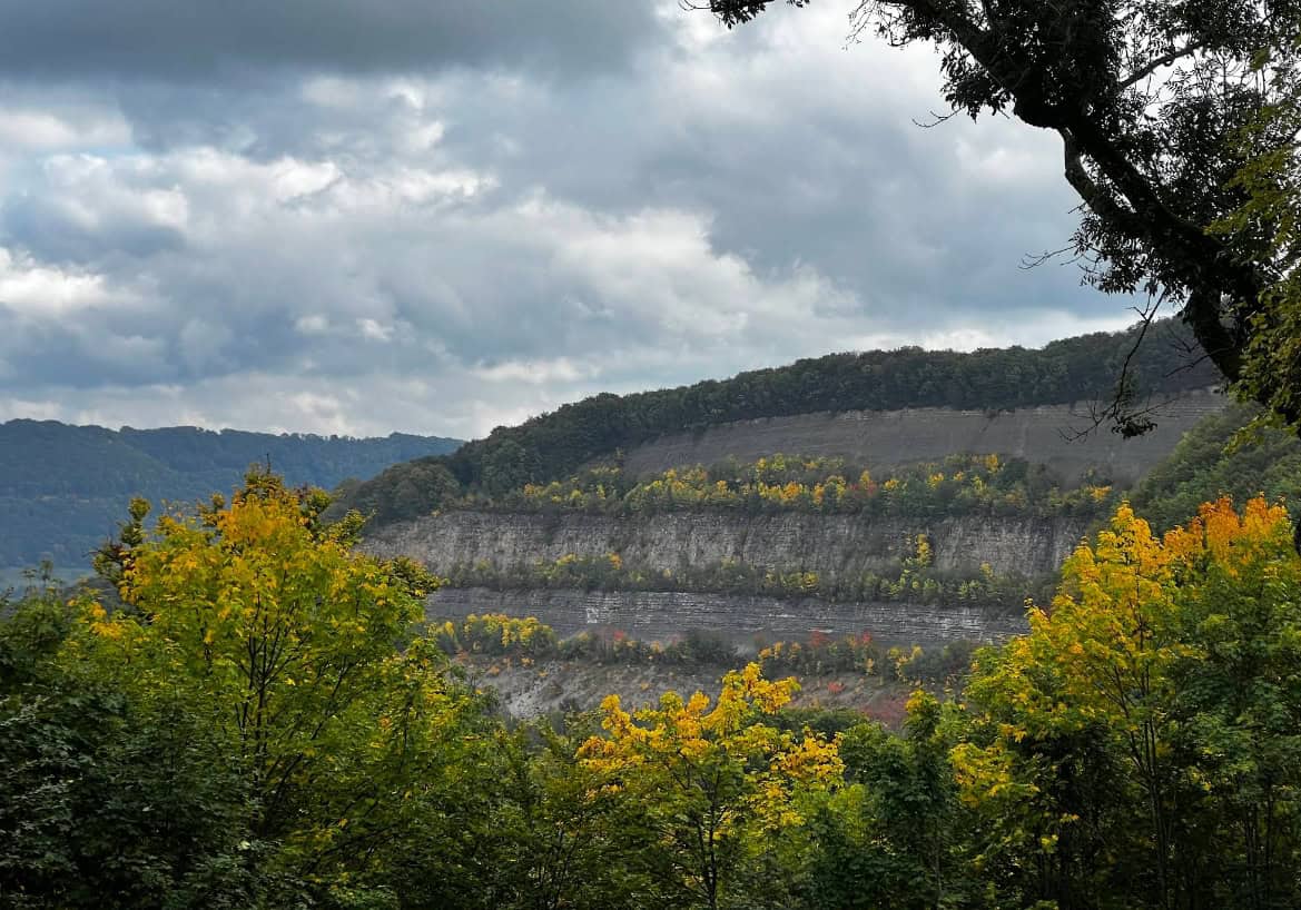 Herbstliche Landschaft mit Steinbruch und geologischen Schichten am Jusi