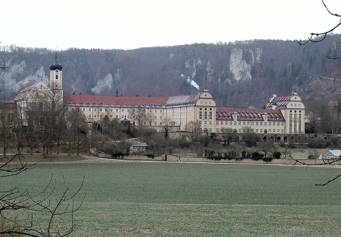 Kloster Beuron Winter Schwäbische Alb Erzabtei mit kahlen Bäumen und Felsen im Donautal