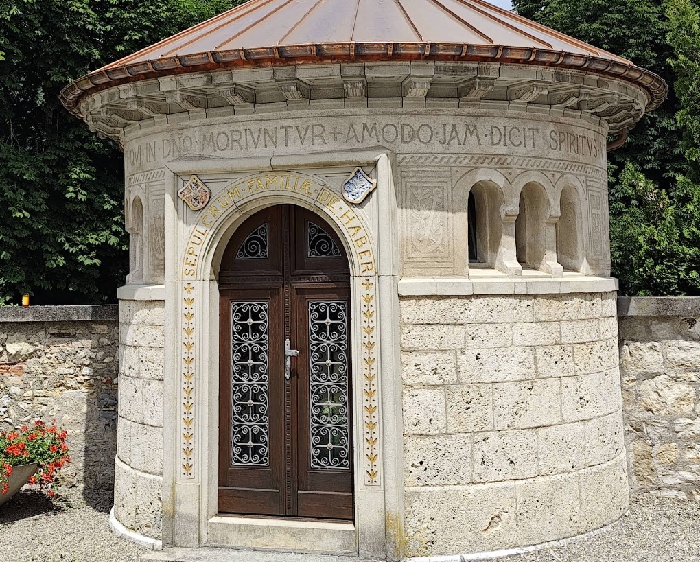 Kloster Beuron Grabkapelle Familie de Habern Schwäbische Alb achteckiger Bau mit lateinischer Inschrift