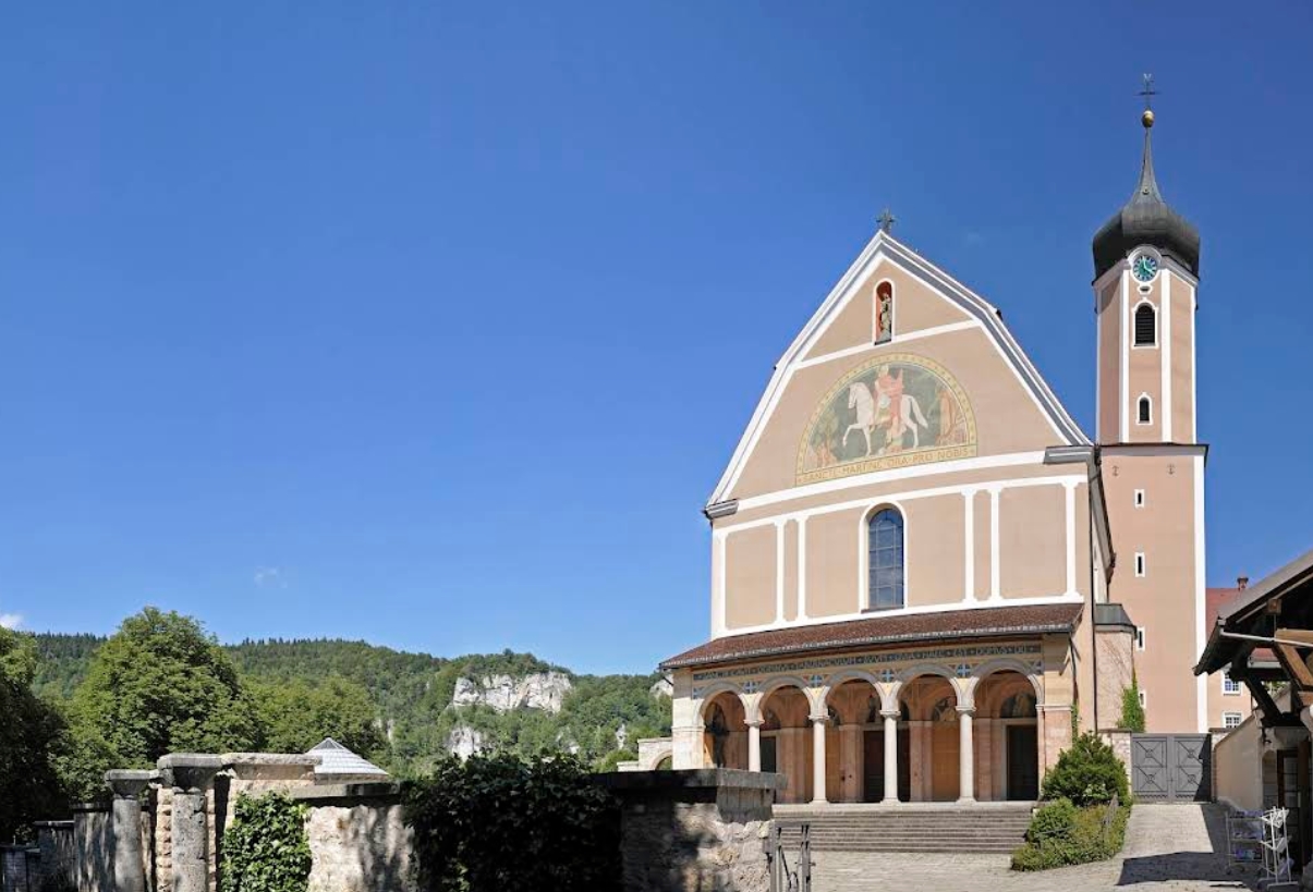 Kloster Beuron Klosterkirche Fassade Schwäbische Alb mit Sankt Martin Fresko und Zwiebelturm