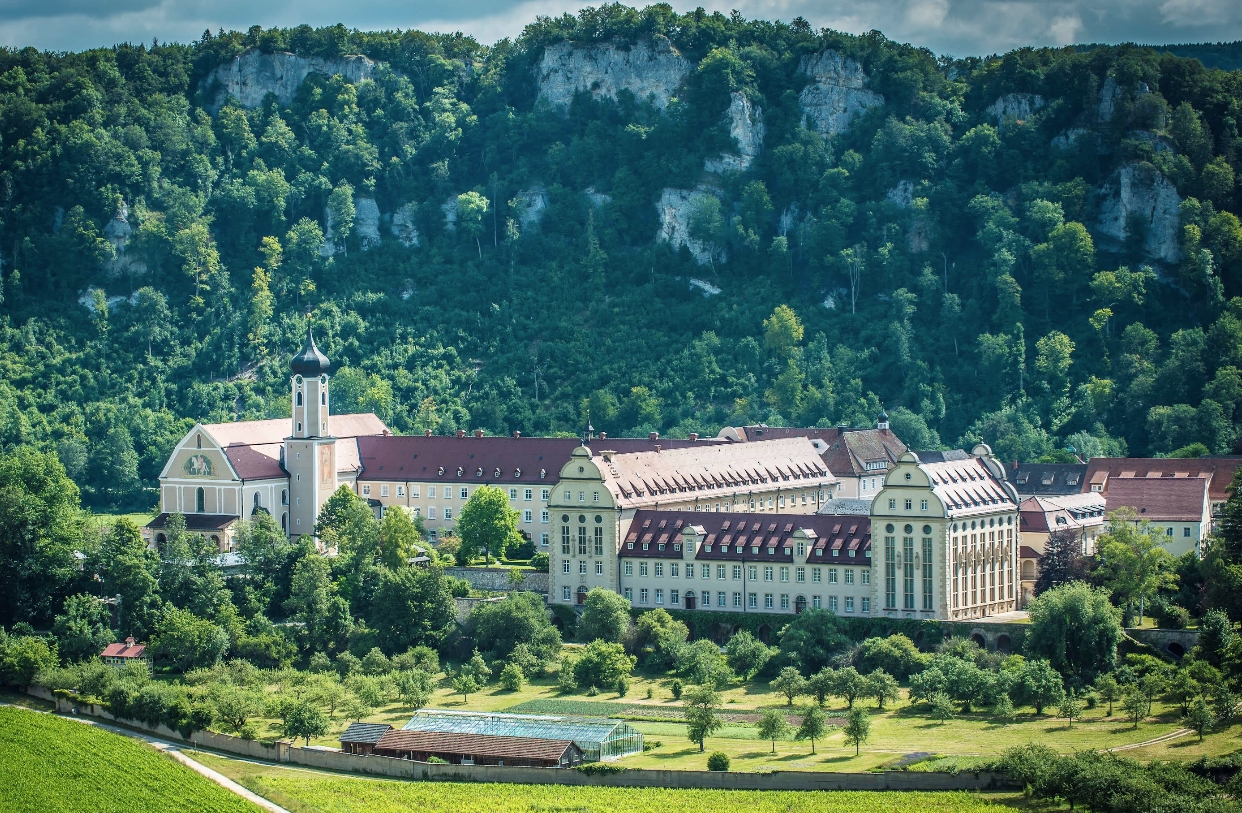 Kloster Beuron Schwäbische Alb Panoramaansicht Erzabtei mit Felsen im Oberen Donautal