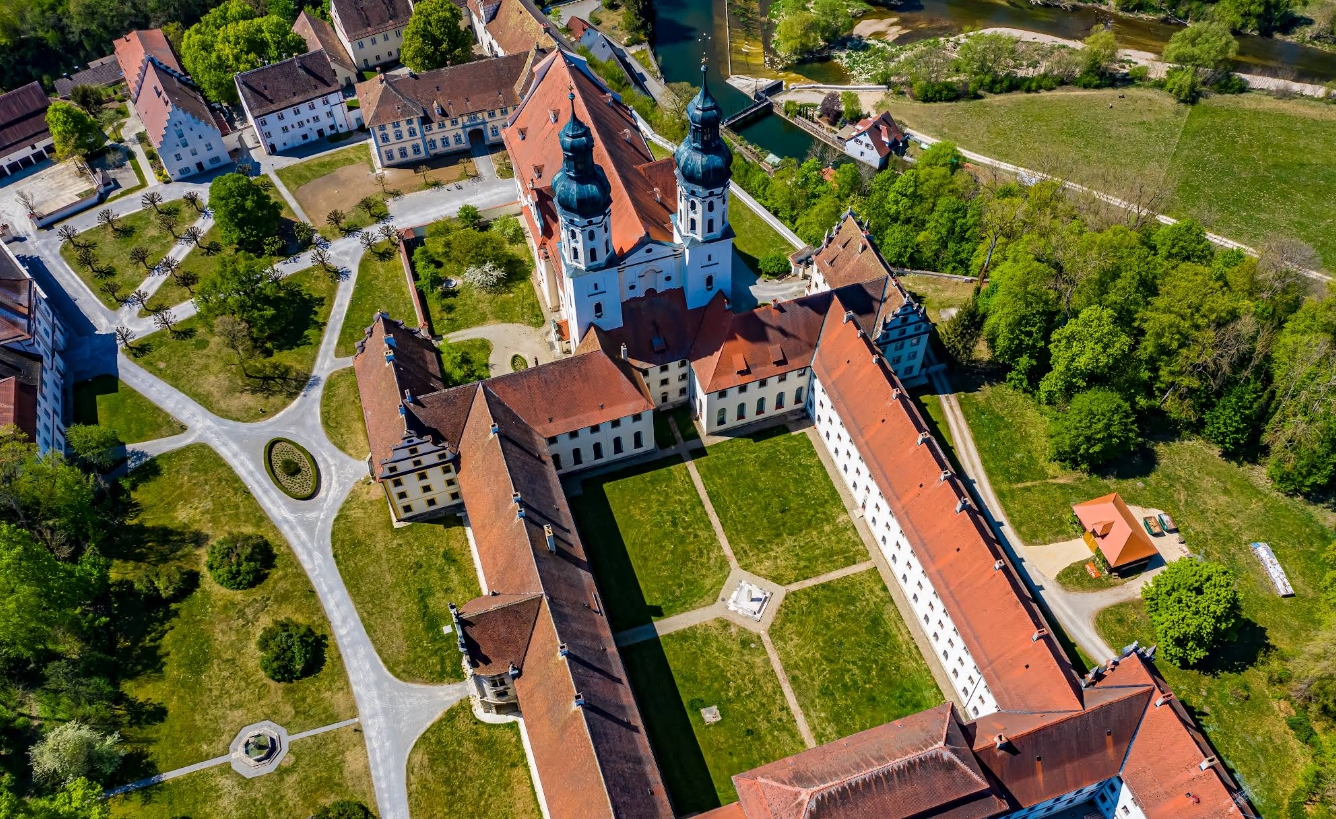 Kloster Obermarchtal Schwäbische Alb Luftaufnahme der barocken Klosteranlage mit Zwiebeltürmen