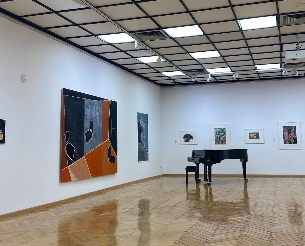 Kunstmuseum Albstadt großer Ausstellungssaal mit Flügel und moderner Kunst Schwäbische Alb