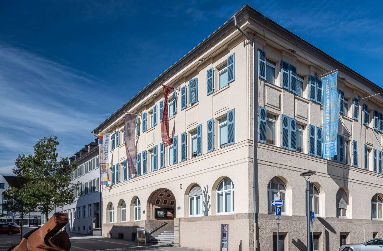 Kunstmuseum Albstadt Schwäbische Alb Außenansicht Jugendstilgebäude mit blauen Fensterläden
