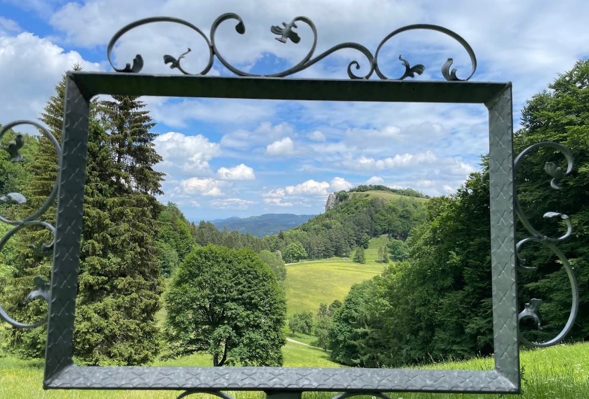Lochenstein Schwäbische Alb durch dekorativen Bilderrahmen gerahmt Sommerpanorama bei Balingen
