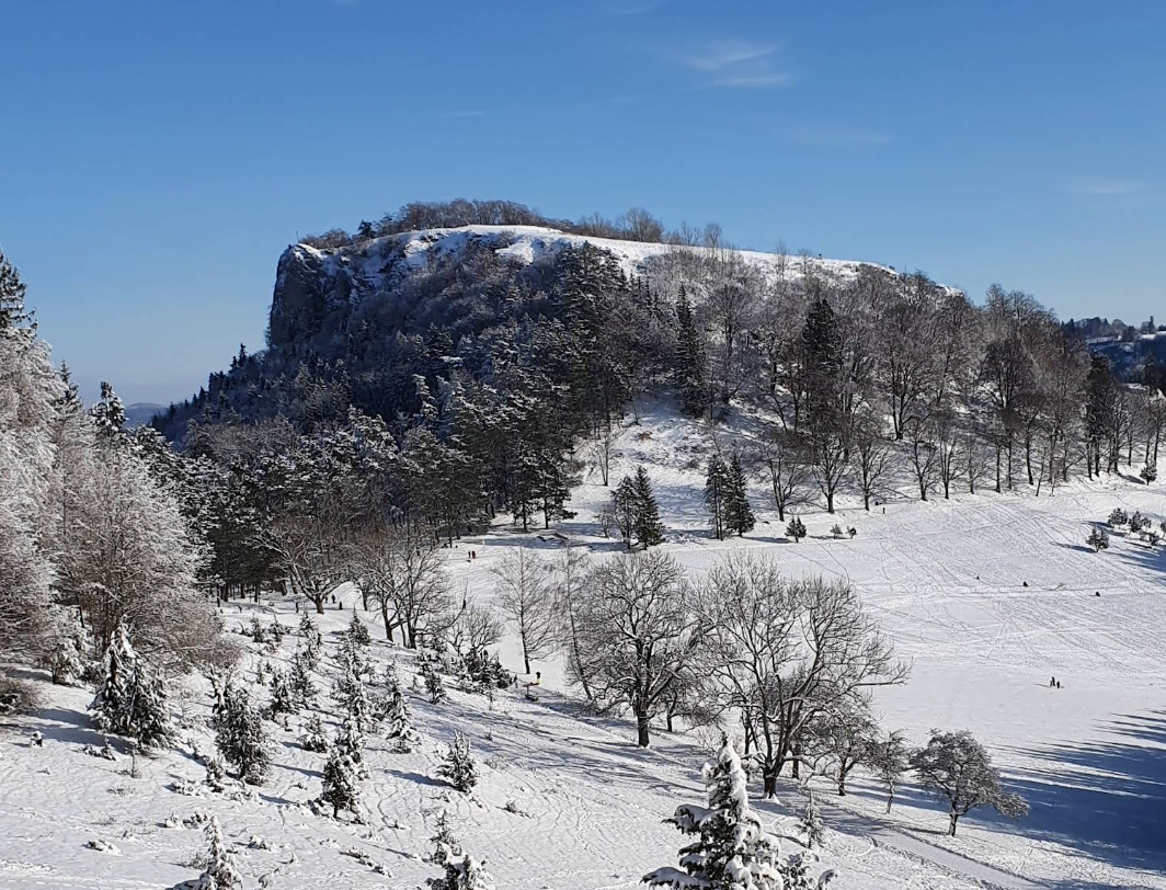 Lochenstein im Winter Schwäbische Alb verschneite Felswand und Winterlandschaft bei Balingen