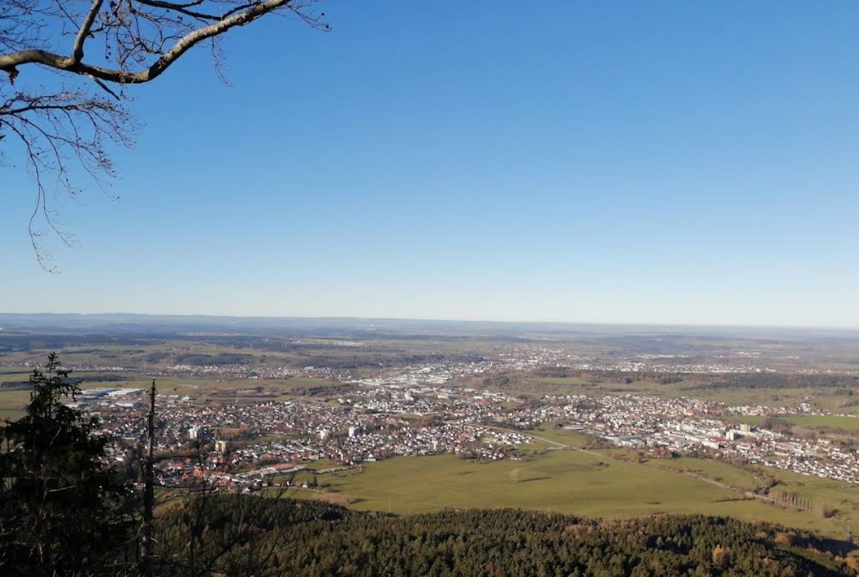 Panoramablick vom Lochenpass Schwäbische Alb über Balingen und das Albvorland bei klarer Fernsicht
