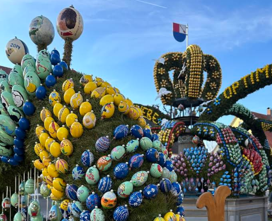Osterbrunnen Schechingen handbemalte Porträteier Nahaufnahme Kunstwerke Schwäbische Alb