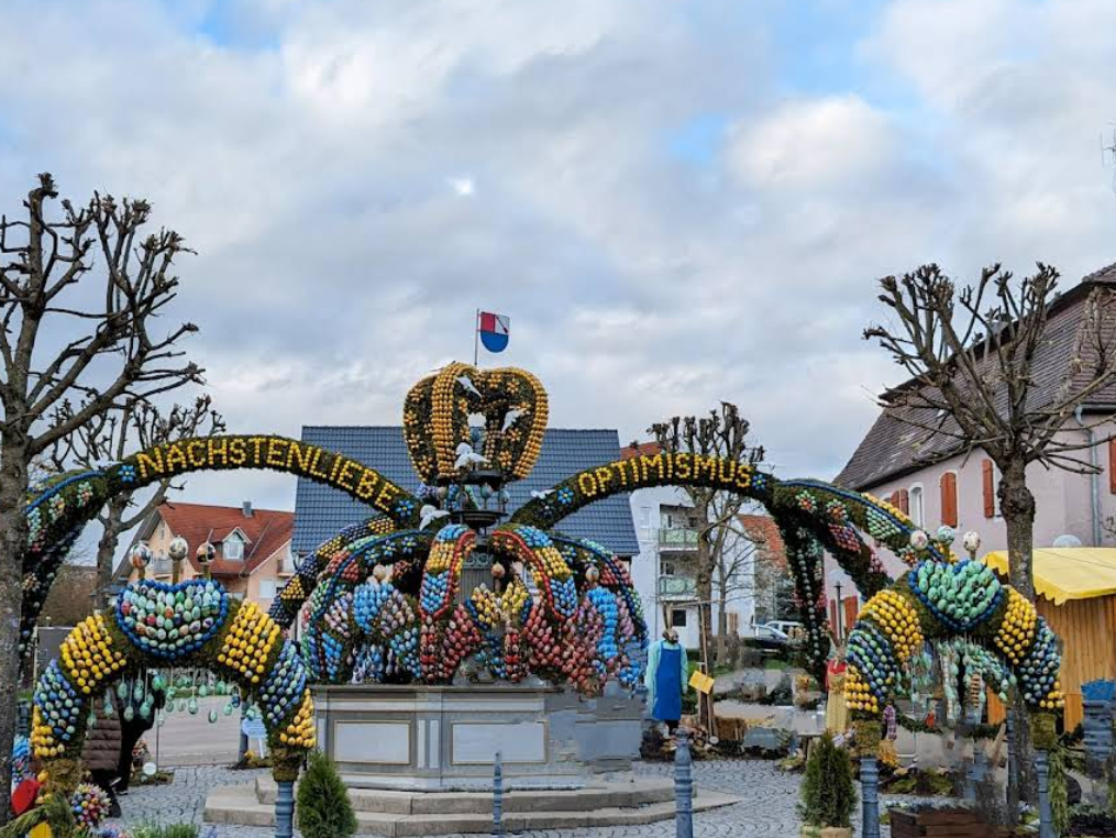Osterbrunnen Schechingen Schwäbische Alb Gesamtansicht mit über 13000 handbemalten Ostereiern Marktplatz
