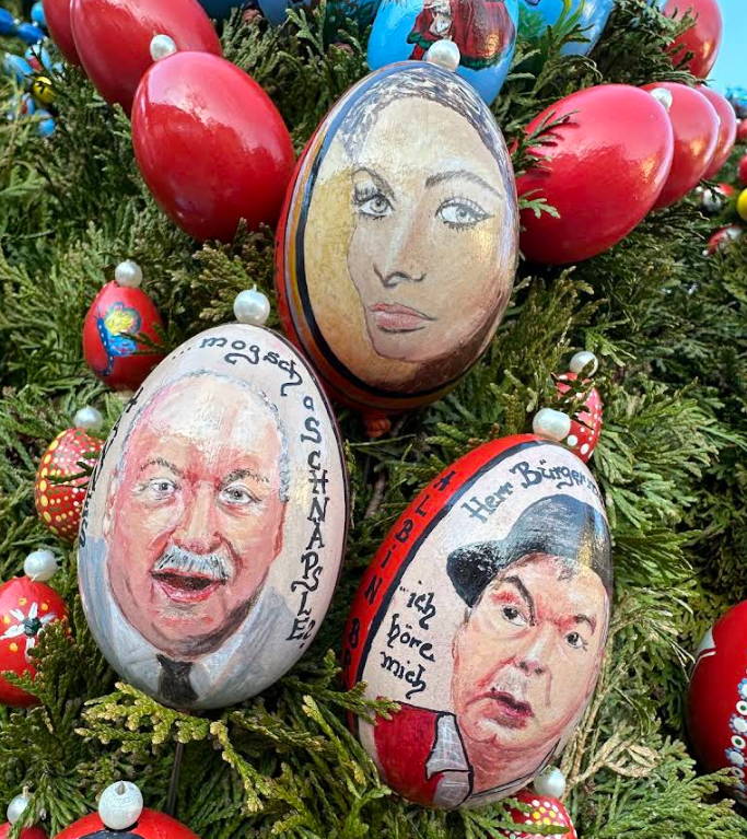 Osterbrunnen Schechingen Detailansicht bunte handbemalte Ostereier Krone Schwäbische Alb