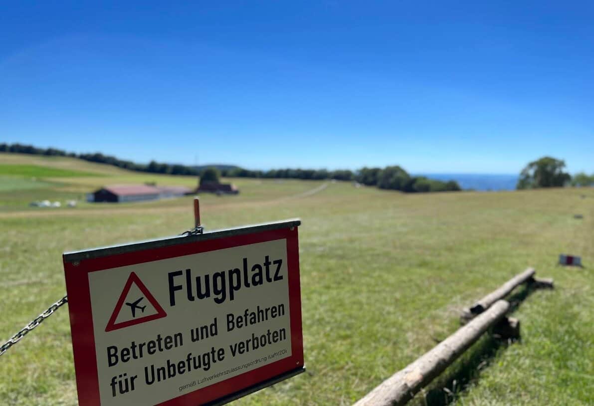 Warnschild Flugplatz Betreten verboten vor Segelflugplatz Rossfeld